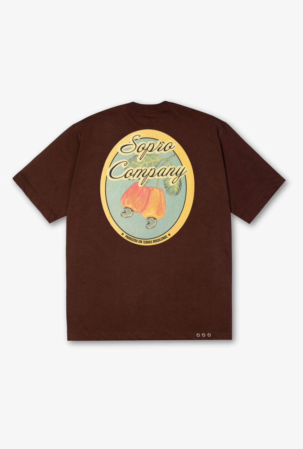 Camiseta oversized marrom da marca Sopro Company com estampa de cajuína na parte de trás.