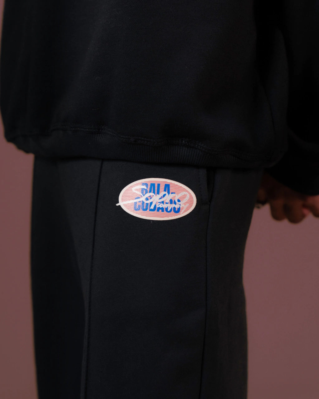 Calça preta Precio com detalhe do logo Balacobaco em patch oval na lateral