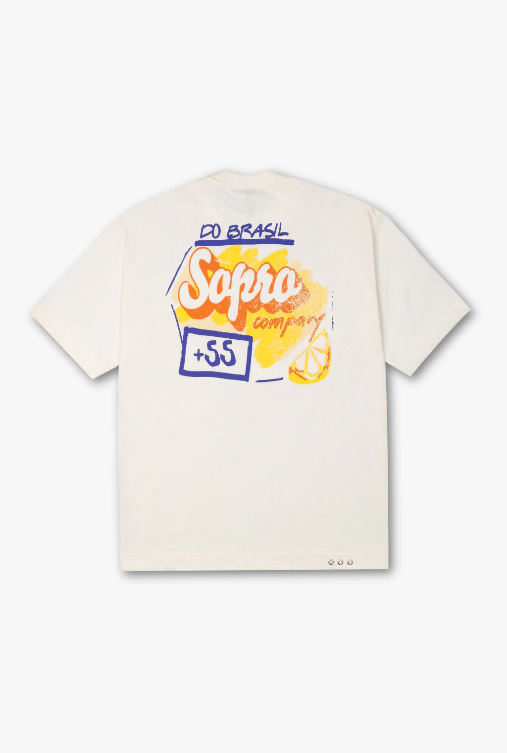 Camiseta oversized branca com estampa colorida na parte de trás com texto "Do Brasil Sopro +55" e desenho de fatias de laranja