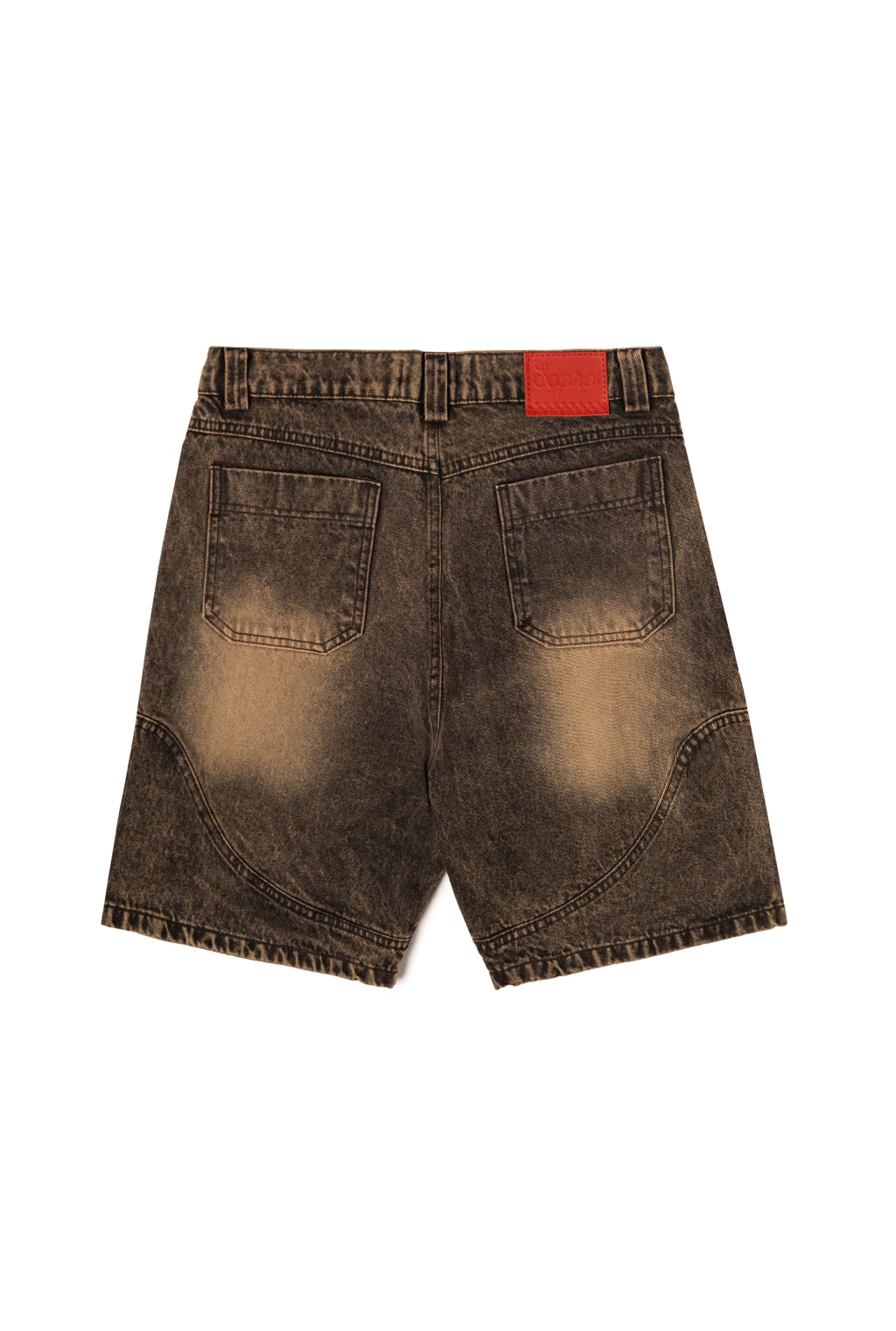 Bermuda Aporo Terra jeans com lavagem escura vista traseira, com dois bolsos e etiqueta vermelha na cintura