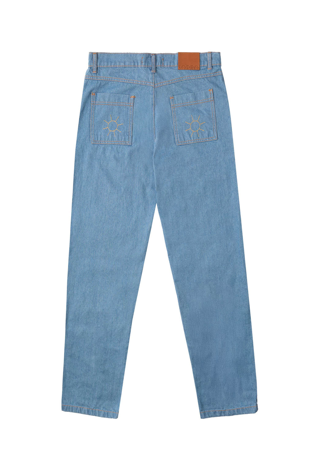 Calça jeans azul clara Aporo Sulco vista por trás com bolsos traseiros e bordado de sol