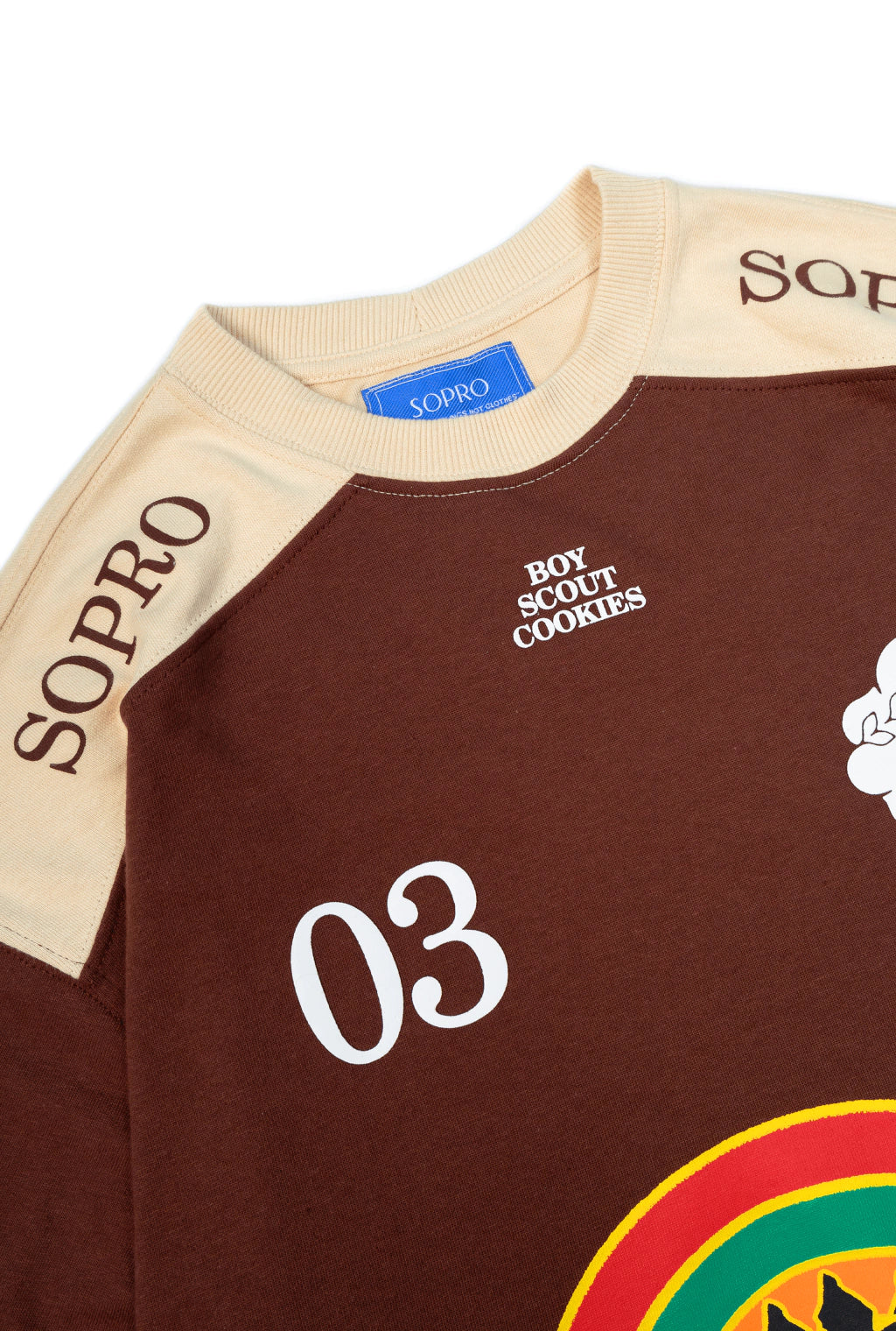 Camiseta Rolimã Racing Marrom com estampa arco iris e detalhes em bege da marca "SOPRO"