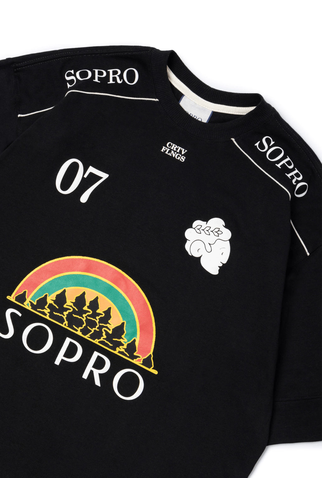 Camiseta preta Rolimã Racing com estampa colorida de arco-íris e logo da marca SOPRO.