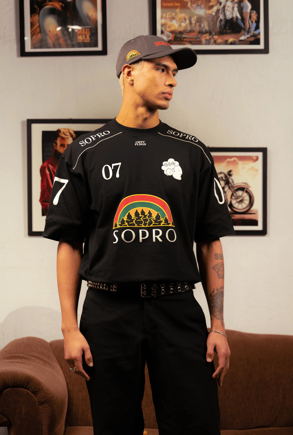Camiseta preta Rolimã Racing com estampa colorida de arco-íris e logo da marca SOPRO.