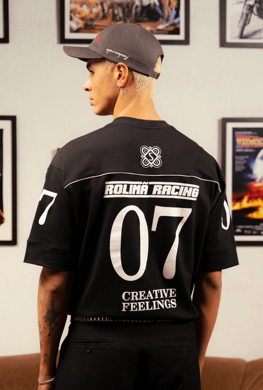 Camiseta preta Rolimã Racing com estampa colorida de arco-íris e logo da marca SOPRO.