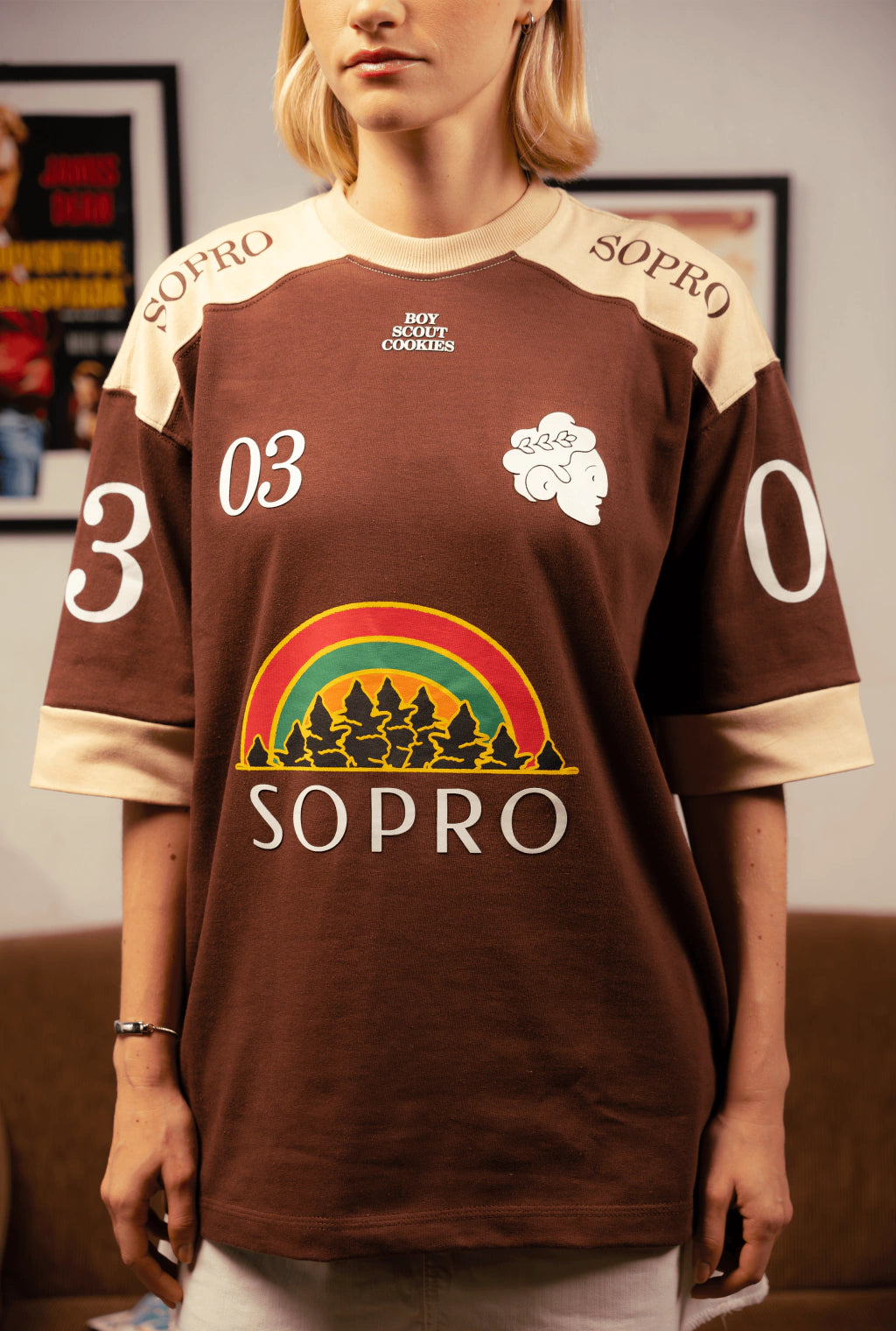 Camiseta Rolimã Racing Marrom com estampa arco iris e detalhes em bege da marca "SOPRO"