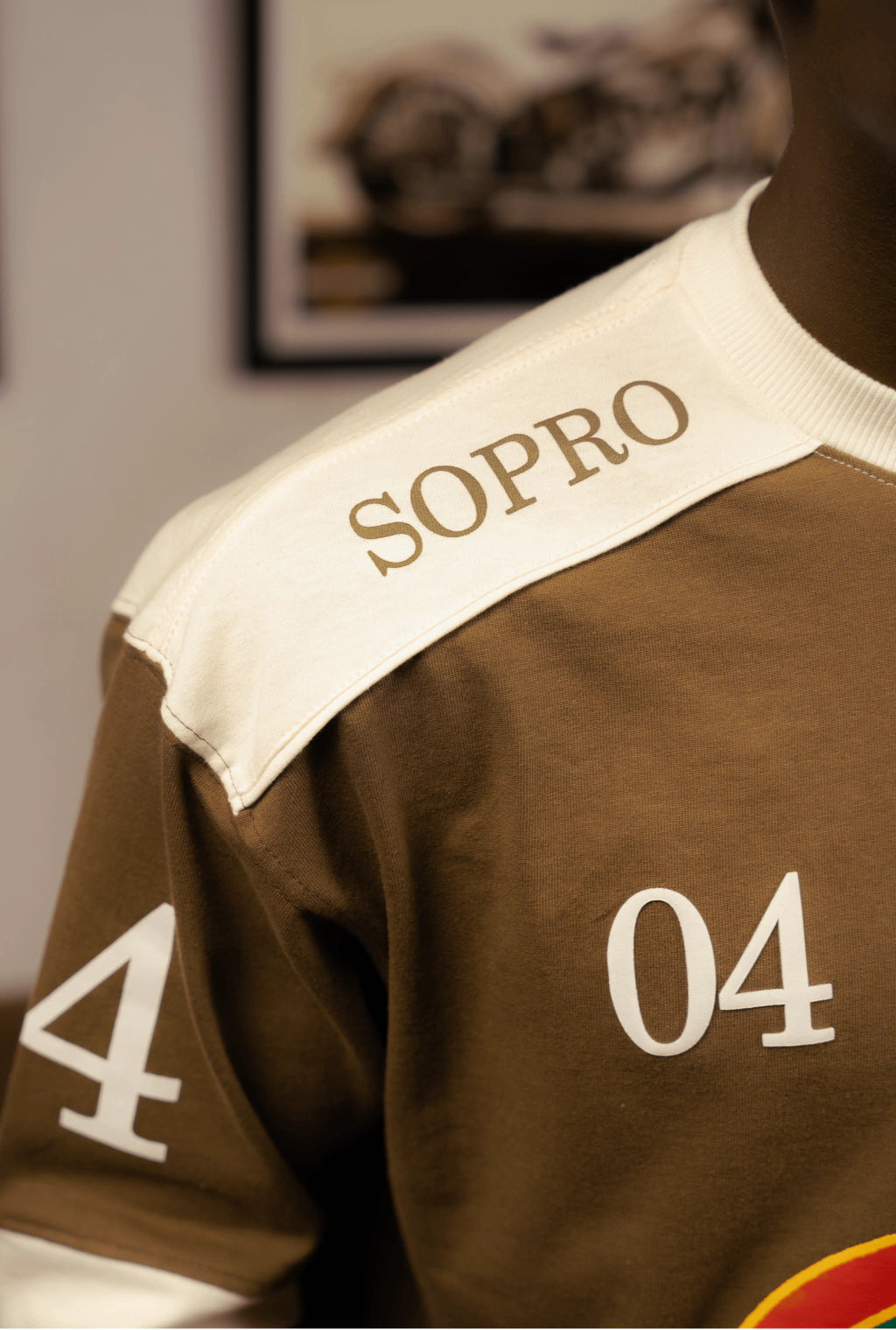 Camiseta Rolimã Racing Verde com estampa arco iris e detalhes em branco da marca "SOPRO"