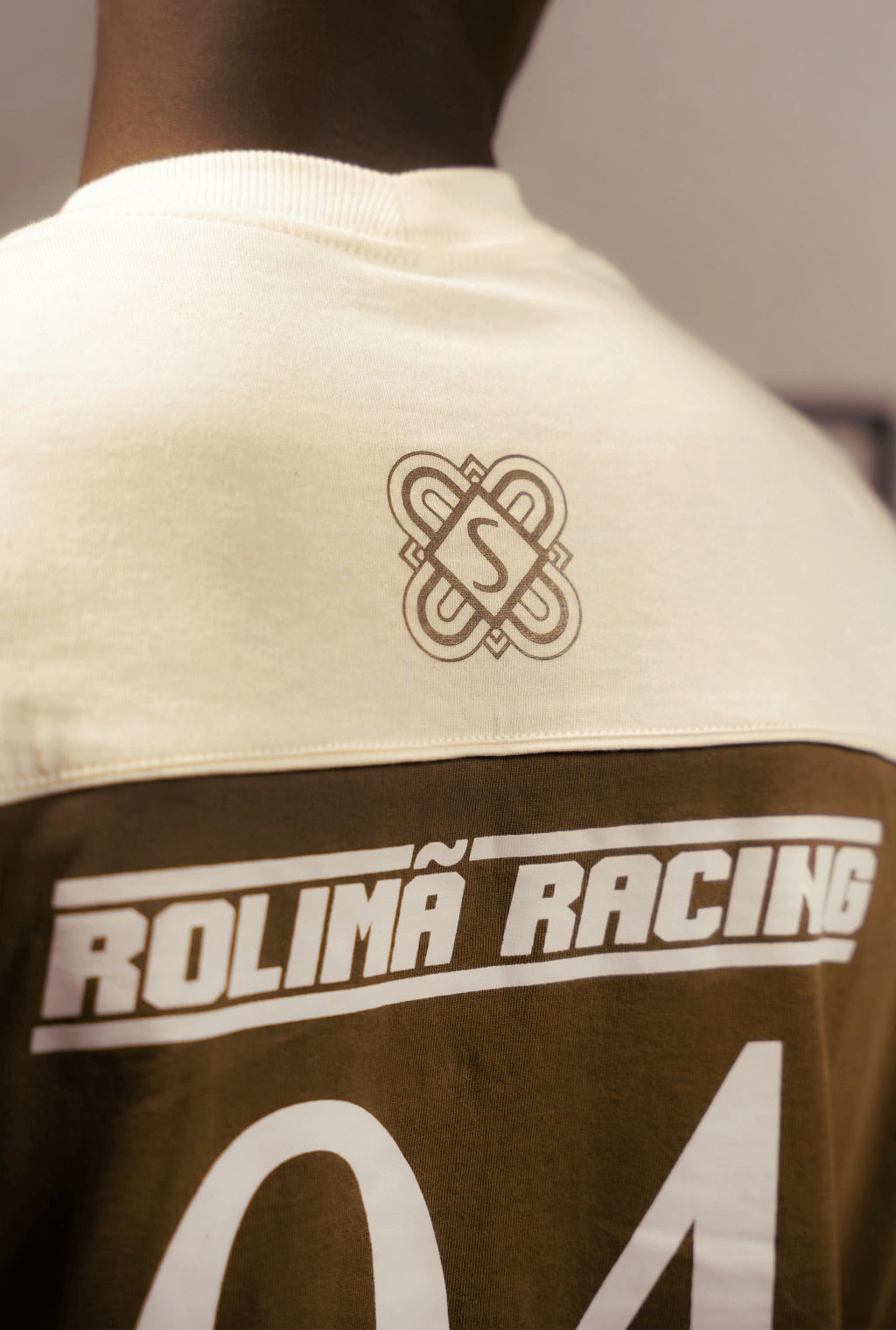 Camiseta Rolimã Racing Verde com estampa arco iris e detalhes em branco da marca "SOPRO"