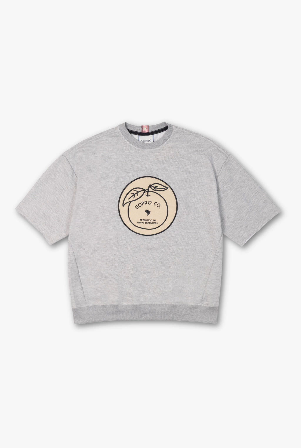 Camiseta cinza clara Crew Nuestra Tierra com estampa redonda frontal com desenho de folhas e texto Sopro Co produzido em terras brasileiras
